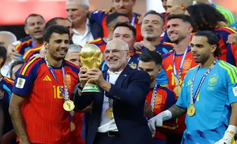 FOTOGRAFÍA. EAST RUTHERFORD (ESTADO DE NUEVA JERSEY) ESTADOS UNIDOS DE AMÉRICA, EEUU, 19 DE JULIO DE 2026 Luis de la Fuente Castillo es campeón del mundo. El seleccionador que dio a España su segunda estrella este 19 de julio en el MetLife de Nueva Jersey, 16 años después de la primera, en Sudáfrica 2010. Entonces, el técnico no había empezado a trabajar en la Real Federación Española de Fútbol (RFEF), a la que llegó tras ver un anuncio en el periódico. Un momento que le cambió la vida para siempre. Y también a España