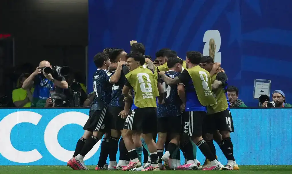 FOTOGRAFÍA. ATLANTA (ESTADOS UNIDOS DE AMÉRICA EEUU), 15 DE JULIO DE 2026. Argentina sella el billete ante Inglaterra para una finalissima contra España. Jugadores de Argentina celebran un gol este miércoles, en el partido de semifinales del Mundial de la FIFA 2026 entre Inglaterra y Argentina en el estadio Mercedes-Benz en Atlanta (Estados Unidos). Efe