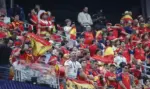 FOTOGRAFÍA. INGLEWOOD (ESTADO DE CALIFORNIA) ESTADOS UNIDOS DE AMÉRICA EEUU, 02 DE JULIO DE 2026. Más de 2.000 aficionados españoles tiñen este jueves de rojo los alrededores del Estadio de Los Ángeles al ritmo de tambor, trompeta y mucho baile para calentar motores ante el partido clave de España contra Austria de dieciseisavos de final del Mundial. Efe