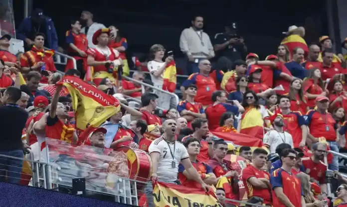 España vs Austria, Inglewood, Estado de California FOTOGRAFÍA. INGLEWOOD (ESTADO DE CALIFORNIA) ESTADOS UNIDOS DE AMÉRICA EEUU, 02 DE JULIO DE 2026. Más de 2.000 aficionados españoles tiñen este jueves de rojo los alrededores del Estadio de Los Ángeles al ritmo de tambor, trompeta y mucho baile para calentar motores ante el partido clave de España contra Austria de dieciseisavos de final del Mundial. Efe