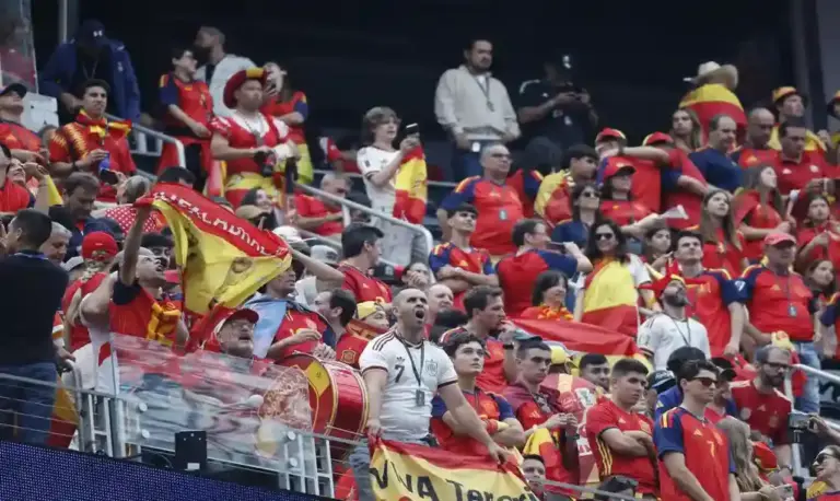FOTOGRAFÍA. INGLEWOOD (ESTADO DE CALIFORNIA) ESTADOS UNIDOS DE AMÉRICA EEUU, 02 DE JULIO DE 2026. Más de 2.000 aficionados españoles tiñen este jueves de rojo los alrededores del Estadio de Los Ángeles al ritmo de tambor, trompeta y mucho baile para calentar motores ante el partido clave de España contra Austria de dieciseisavos de final del Mundial. Efe