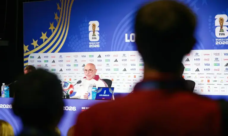 FOTOGRAFÍA. INGLEWOOD (ESTADOS UNIDOS DE AMÉRICA EEUU), 09 DE JULIO DE 2026. Luis de la Fuente: Aquí nadie regala nada. El seleccionador español, Luis de la Fuente, afirmó este jueves en Inglewood que su equipo llega "en una situación ideal" a los cuartos de final del Mundial ante Bélgica. Efe