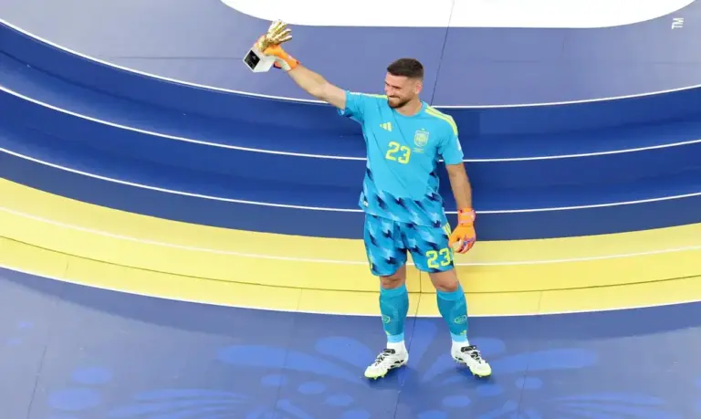 FOTOGRAFÍA. EAST RUTHERFORD (ESTADO DE NUEVA JERSEY) ESTADOS UNIDOS DE AMÉRICA, EEUU, 19 DE JULIO DE 2026. Unai Simón Mendibil, premio al mejor guardameta del Mundial 2026. El portero español Unai Simón Mendibil posa con el trofeo en East Rutherford (EE.UU.). Efe