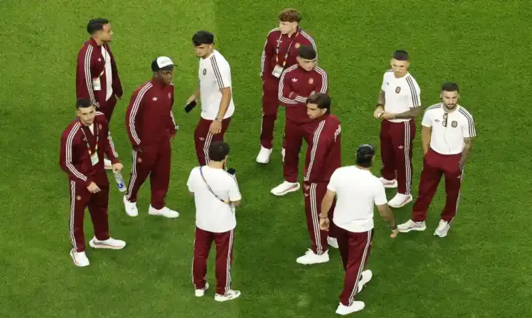 FOTOGRAFÍA. DALLAS (ESTADOS UNIDOS DE AMÉRICA EEUU), 14 DE JULIO DE 2026. España-Francia: Yo soy español español español, es francés el que no bote. Detalle de varios jugadores de España durante un paseo previo al calentamiento para el partido de las semifinales del mundial 2026 España-Francia, en Dallas, Estados Unidos de América EEUU. Efe