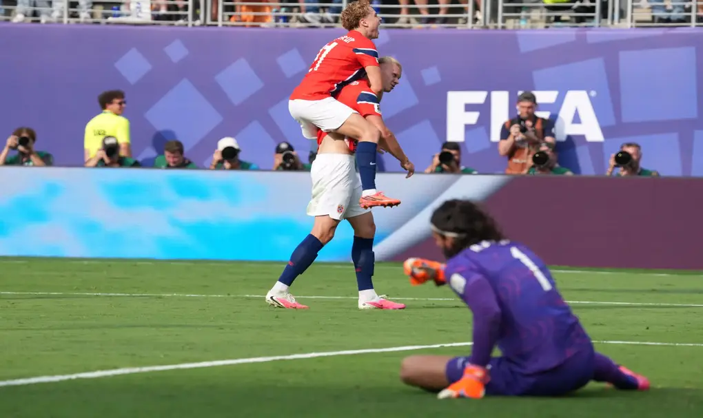 FOTOGRAFÍA. NUEVA JERSEY (ESTADOS UNIDOS DE AMÉRICA EEUU), 05 DE JULIO DE 2026. Brasil desperdicia un sinfín de ocasiones y se rinde ante Noruega 1-2. Erling Haaland (c-abajo) y Andreas Schjelderup, de Noruega, celebran un gol ante Brasil en el estadio MetLife en Nueva Jersey (Estados Unidos). Efe