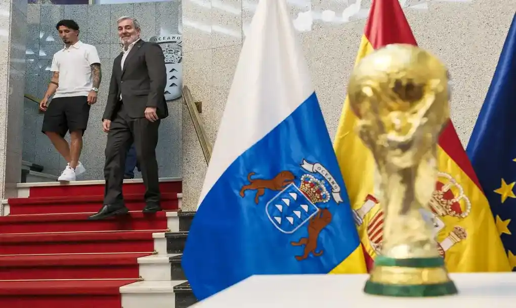 FOTOGRAFÍA. LAS PALMAS DE GRAN CANARIA (ISLAS CANARIAS) ESPAÑA, 27 DE JULIO DE 2026.- Pino: Voy a trabajar para seguir ganando más títulos. El presidente del Gobierno de Canarias, Fernando Clavijo (d), ha recibido este lunes al campeón del mundo de fútbol Yéremy Pino (i), en la sede de la Presidencia del Ejecutivo canario en Las Palmas de Gran Canaria. Efe