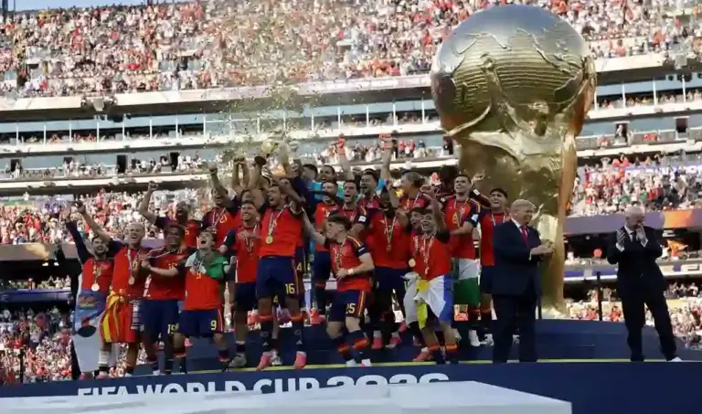 FOTOGRAFÍA. EAST RUTHERFORD (ESTADO DE NUEVA JERSEY) ESTADOS UNIDOS DE AMÉRICA, EEUU, 19 DE JULIO DE 2026. España afianza el dominio europeo de la competición más grande del planeta. El seleccionador de España Luis de la Fuente celebra con el trofeo del Mundial de la FIFA 2026 este domingo, tras vencer a Argentina en la final en el estadio MetLife en East Rutherford (Nueva Jersey) EEUU. Efe