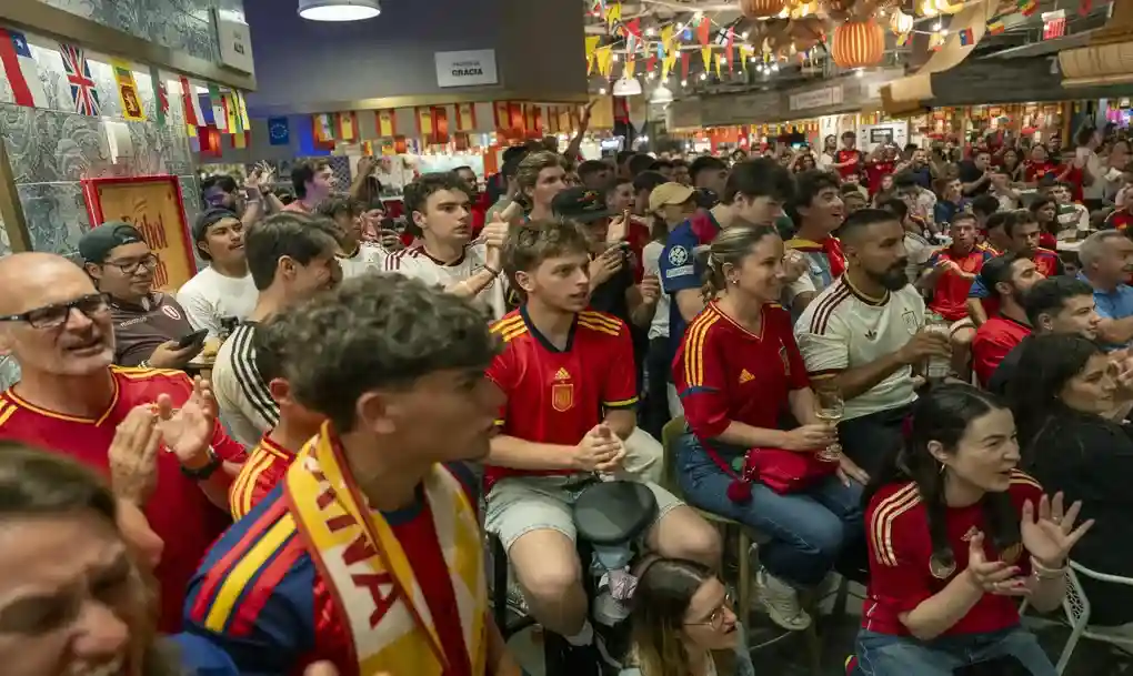 FOTOGRAFÍA. NUEVA YORK (ESTADOS UNIDOS DE AMÉRICA EEUU), 06 DE JULIO DE 2026. Celebración española en Nueva York bajo el éxtasis del gol de Merino. Aficionados observan la transmisión del partido de octavos de final del Mundial de la FIFA 2026 entre España y Portugal este 6 de julio de 2026, en Nueva York (EE.UU.). Efe