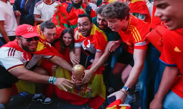 FOTOGRAFÍA. NUEVA YORK (ESTADOS UNIDOS DE AMÉRICA EEUU), 19 DE JULIO DE 2026. Españoles celebran con fervor en Nueva York la victoria de España ante Argentina. Seguidores de España se congregan y celebran en Times Square tras ganar la final de la Copa Mundial de la FIFA 2026 entre España y Argentina en Nueva York, Nueva York (EE.UU.). Efe