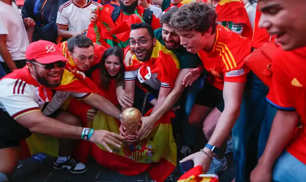 FOTOGRAFÍA. NUEVA YORK (ESTADOS UNIDOS DE AMÉRICA EEUU), 19 DE JULIO DE 2026. Españoles celebran con fervor en Nueva York la victoria de España ante Argentina. Seguidores de España se congregan y celebran en Times Square tras ganar la final de la Copa Mundial de la FIFA 2026 entre España y Argentina en Nueva York, Nueva York (EE.UU.). Efe