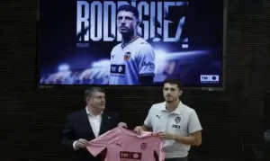 FOTOGRAFÍA. VALENCIA (COMUNIDAD VALENCIANA) ESPAÑA, 09 DE JULIO DE 2026. El centrocampista argentino Guido Rodríguez,  nuevo jugador del Valencia CF. Ron Gourlay, CEO del Valencia CF, junto al centrocampista argentino Guido Rodríguez, durante su presentación como nuevo jugador del Valencia CF, este jueves en València. Efe