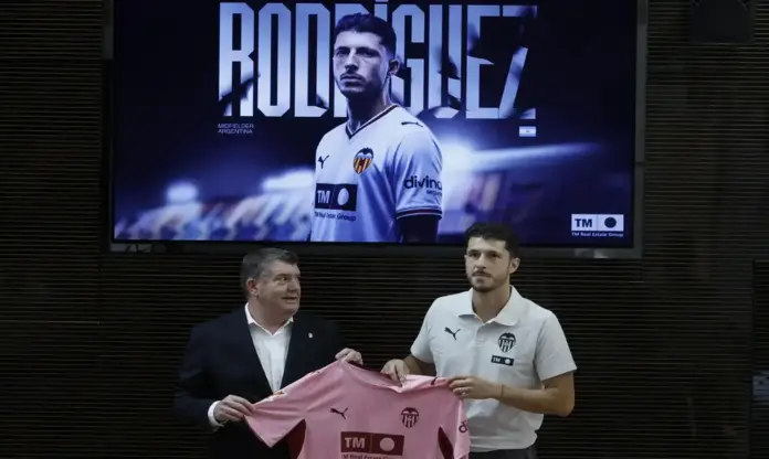 Valencia FC FOTOGRAFÍA. VALENCIA (COMUNIDAD VALENCIANA) ESPAÑA, 09 DE JULIO DE 2026. El centrocampista argentino Guido Rodríguez, nuevo jugador del Valencia CF. Ron Gourlay, CEO del Valencia CF, junto al centrocampista argentino Guido Rodríguez, durante su presentación como nuevo jugador del Valencia CF, este jueves en València. Efe