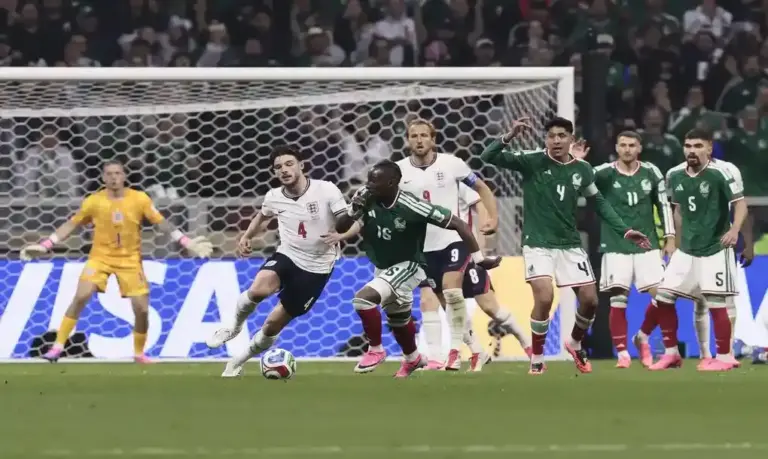 FOTOGRAFÍA. CIUDAD DE MÉXICO), 05 DE JULIO DE 2026. Inglaterra derrota a México y se clasifica a los cuartos 2-3. Julián Quiñones (c) de México disputa el balón con Declan Rice (i) de Inglaterra este domingo, en un partido de los octavos de final del Mundial de la FIFA 2026 entre México e Inglaterra en el estadio Azteca en la Ciudad de México (México). Efe