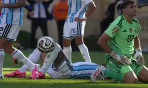 FOTOGRAFÍA. EAST RUTHERFORD (ESTADO DE NUEVA JERSEY) ESTADOS UNIDOS DE AMÉRICA, EEUU, 19 DE JULIO DE 2026. Dibu pone en duda su continuidad bajo los tres palos de Argentina. El portero argentino Emiliano Martínez (d) reacciona al recibir un gol este domingo, en el partido de la final del Mundial de la FIFA 2026 entre España y Argentina en el estadio MetLife en Nueva Jersey (Estados Unidos). Efe