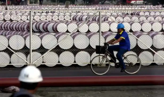 Barril de petróleo brent FOTOGRAFÍA. LUGAR Y FECHA RELACIONADOS CON EL CONTENIDO: MADRID (ESPAÑA), 17 DE JULIO DE 2026. Detalle de barriles en un depósito de petróleo. El barril de petróleo brent, de referencia en Europa, para entrega en septiembre, ha experimentado una jornada de subidas ante la intensificación del conflicto en Oriente Medio, y después del cierre de las bolsas en Europa repuntaba el 3,9 % y se movía en 87,5 dólares. Efe