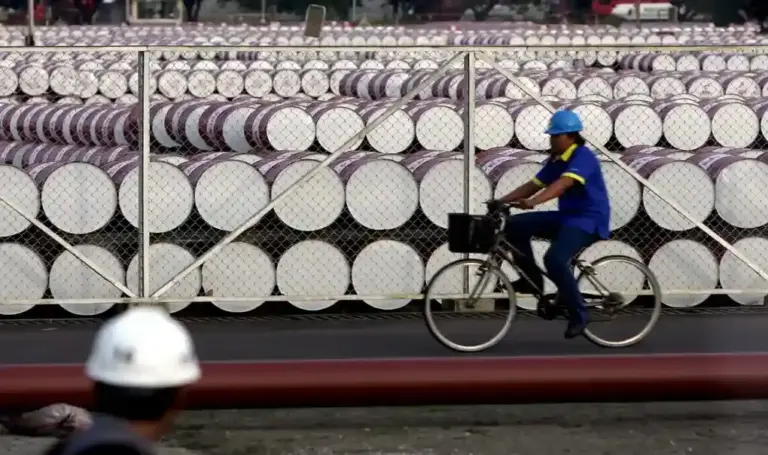 FOTOGRAFÍA. LUGAR Y FECHA RELACIONADOS CON EL CONTENIDO: MADRID (ESPAÑA), 17 DE JULIO DE 2026. Detalle de barriles en un depósito de petróleo. El barril de petróleo brent, de referencia en Europa, para entrega en septiembre, ha experimentado una jornada de subidas ante la intensificación del conflicto en Oriente Medio, y después del cierre de las bolsas en Europa repuntaba el 3,9 % y se movía en 87,5 dólares. Efe