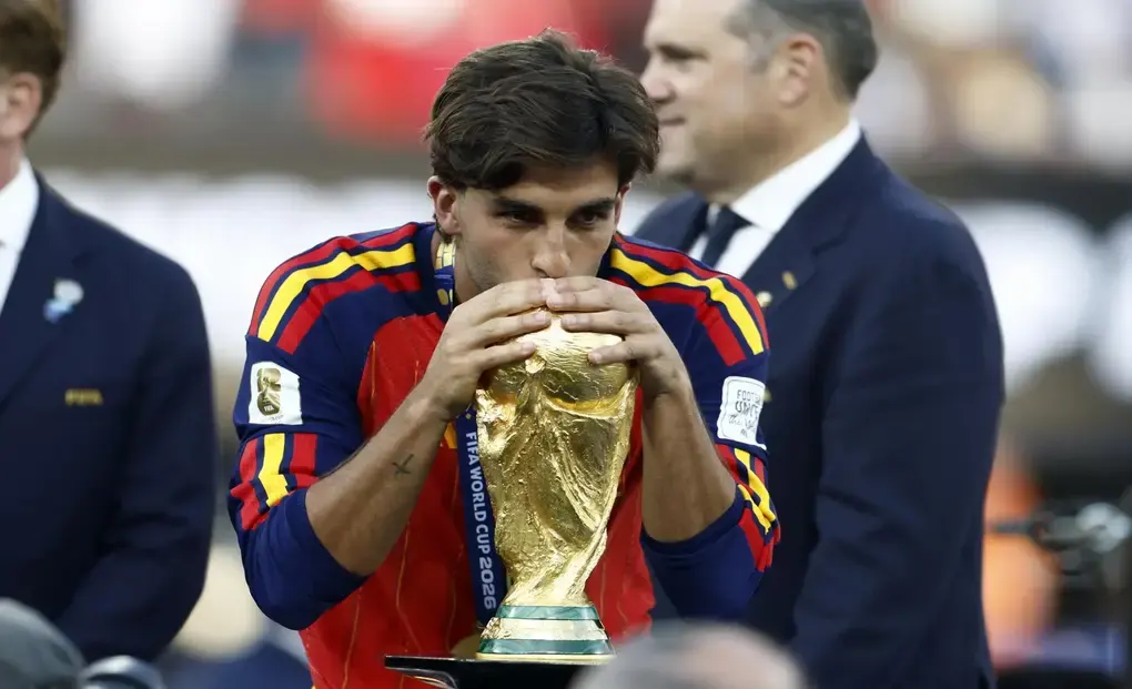 FOTOGRAFÍA. EAST RUTHERFORD (ESTADO DE NUEVA JERSEY) ESTADOS UNIDOS DE AMÉRICA, EEUU, 19 DE JULIO DE 2026. España afianza el dominio europeo de la competición más grande del planeta. El seleccionador de España Luis de la Fuente celebra con el trofeo del Mundial de la FIFA 2026 este domingo, tras vencer a Argentina en la final en el estadio MetLife en East Rutherford (Nueva Jersey) EEUU. Efe