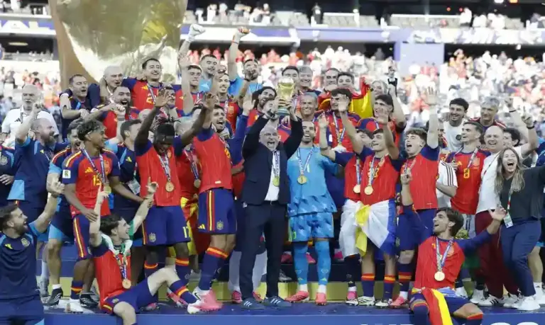 FOTOGRAFÍA. EAST RUTHERFORD (ESTADO DE NUEVA JERSEY) ESTADOS UNIDOS DE AMÉRICA, EEUU, 19 DE JULIO DE 2026. España afianza el dominio europeo de la competición más grande del planeta. El seleccionador de España Luis de la Fuente celebra con el trofeo del Mundial de la FIFA 2026 este domingo, tras vencer a Argentina en la final en el estadio MetLife en East Rutherford (Nueva Jersey) EEUU. Efe