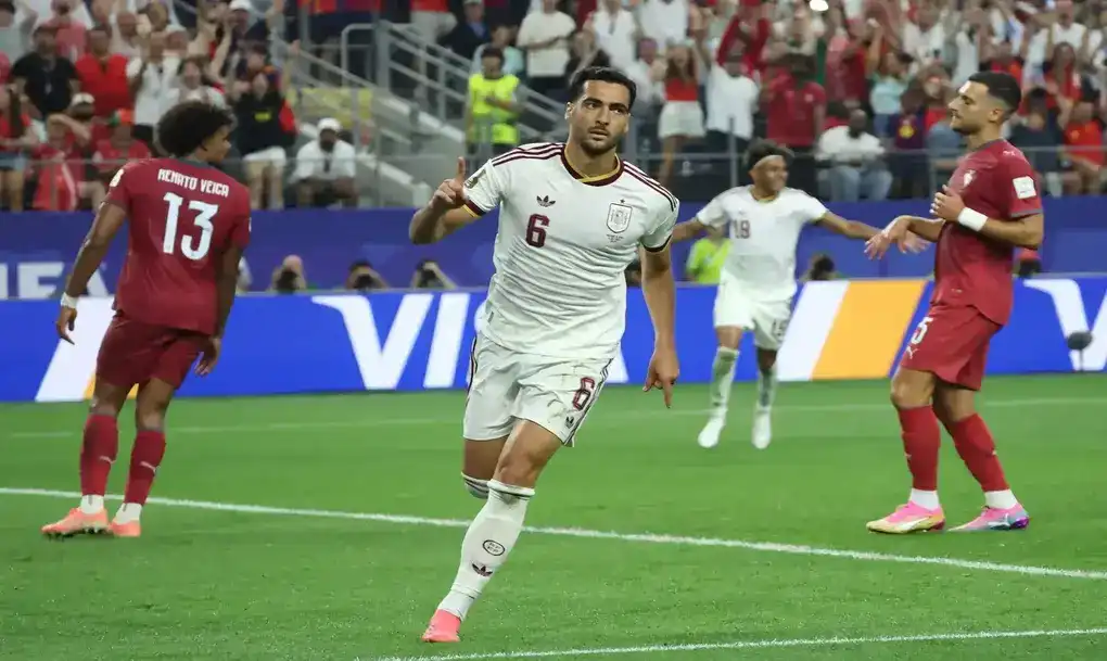 FOTOGRAFÍA. DALLAS (ESTADO DE TEXAS) ESTADOS UNIDOS DE AMÉRICA EEUU, 06 DE JULIO DE 2026. Merino mantiene vivo el sueño de la segunda estrella de España ante Portugal 0-1. Mikel Merino (c) de España celebra un gol este lunes, en un partido de los octavos de final del Mundial de la FIFA 2026 entre Portugal y España en el estadio AT&T en Arlington (Estados Unidos). Efe