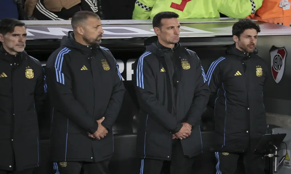 FOTOGRAFÍA. 05 DE SEPTIEMBRE DE 2024. Argentina: Fue más un empujón que otra cosa no fue un puñetazo como quieren decir. Fotografía de archivo del 5 de septiembre de 2024, en la que puede verse al cuerpo técnico de la selección de fútbol de Argentina (i-d): Roberto Fabián Ayala, Walter Samuel, el seleccionador Lionel Scaloni y Pablo Aimar, durante un partido. Efe