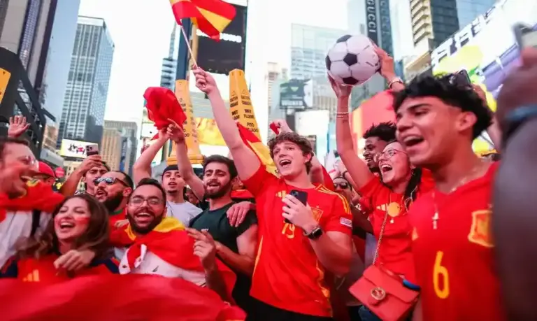 FOTOGRAFÍA. NUEVA YORK (ESTADOS UNIDOS DE AMÉRICA EEUU), 19 DE JULIO DE 2026. Españoles celebran con fervor en Nueva York la victoria de España ante Argentina. Seguidores de España se congregan y celebran en Times Square tras ganar la final de la Copa Mundial de la FIFA 2026 entre España y Argentina en Nueva York, Nueva York (EE.UU.). Efe