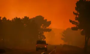 FOTOGRAFÍA. VALPACOS (PORTUGAL), 29 DE JULIO DE 2026. Un incendio forestal en el norte de Portugal se extiende hacia el distrito de Bragança. Un vehículo de bomberos fue captado este 29 de julio al dirigirse a atender un incendio forestal que comenzó en Valpacos y ahora se propaga por las aldeas de Fradizela, en el municipio de Mirandela (Portugal). Efe