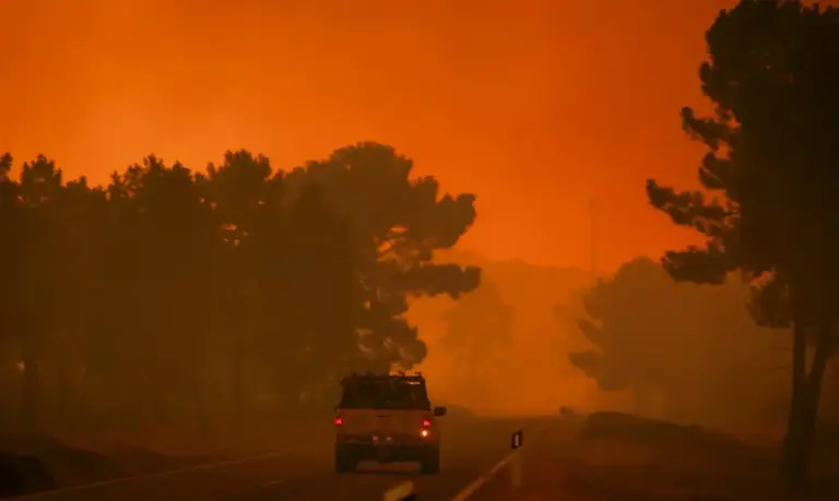 FOTOGRAFÍA. VALPACOS (PORTUGAL), 29 DE JULIO DE 2026. Un incendio forestal en el norte de Portugal se extiende hacia el distrito de Bragança. Un vehículo de bomberos fue captado este 29 de julio al dirigirse a atender un incendio forestal que comenzó en Valpacos y ahora se propaga por las aldeas de Fradizela, en el municipio de Mirandela (Portugal). Efe