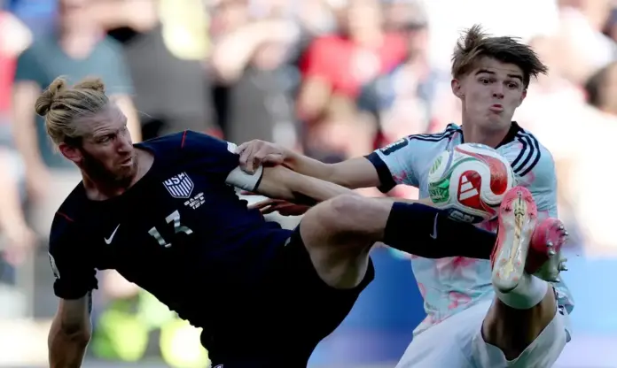 Estados Unidos de América EEUU-Bélgica FOTOGRAFÍA. SEATTLE (ESTADO DE WASHINGTON) ESTADOS UNIDOS DE AMÉRICA EEUU, 06 DE JULIO DE 2026. Victoria de Bélgica ante Estados Unidos de América 1-4. Tim Ream (i) de Estados Unidos, y Charles De Ketelaere, de Bélgica, en acción durante el partido de octavos de final del Mundial 2026 entre Estados Unidos y Bélgica en Seattle (EE.UU.). Efe