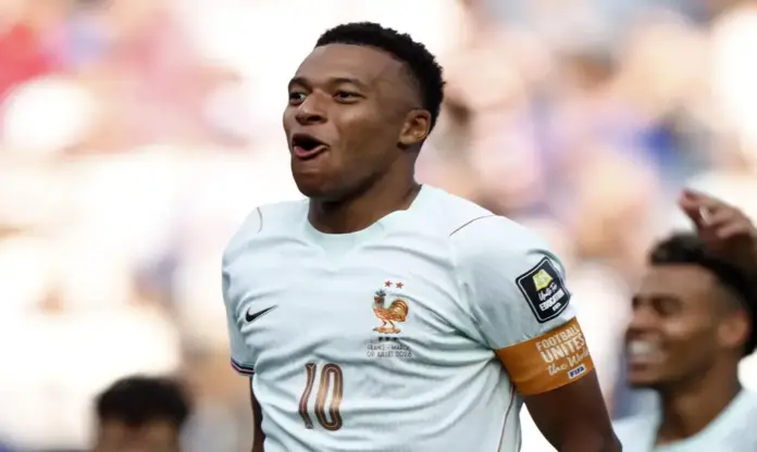Mbappé: No tengo ningún rival particular en mente. El delantero Kylian Mbappé dijo este jueves, tras la clasificación en Boston de la selección de Francia para las semifinales del Mundial, que esta selección aún no es la más fuerte, y aseguró que no le importa enfrentarse con España o Bélgica. Efe
