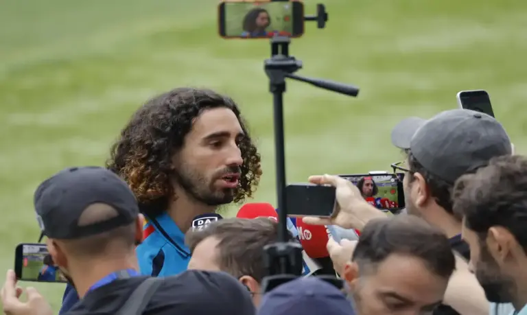 FOTOGRAFÍA. CARSON (ESTADOS UNIDOS DE AMÉRICA EEUU), 01 DE JULIO DE 2026. Marc Cucurella Saseta, lateral izquierdo de la selección española, entiende como algo "normal" las críticas al equipo tras la primera fase, a la vez que aseguró, en la víspera de los dieciseisavos de final del Mundial ante Austria de este jueves, que prefiere "no jugar tan bien al fútbol y pasar de rondas". Efe