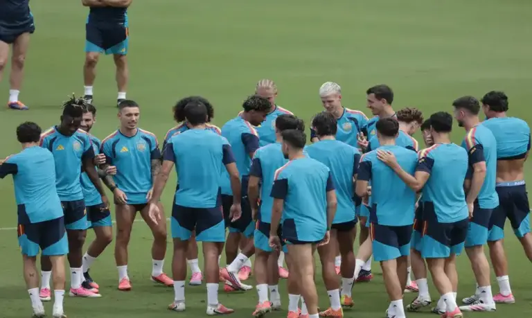 FOTOGRAFÍA. DALLAS (ESTADOS UNIDOS DE AMÉRICA EEUU), 13 DE JULIO DE 2026. España con duda en el once titular por resolver. Los jugadores de la selección española durante el entrenamiento de este lunes en el Estadio Cotton Bowl en Dallas, en la víspera de la semifinal del Mundial de Fútbol ante Francia. Efe