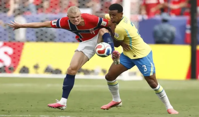 Brasil-Noruega FOTOGRAFÍA. NUEVA JERSEY (ESTADOS UNIDOS DE AMÉRICA EEUU), 05 DE JULIO DE 2026. Brasil desperdicia un sinfín de ocasiones y se rinde ante Noruega 1-2. El noruego Erling Haaland (i) disputa el balón con Gabriel Magalhaes, de Brasil, en el partido de octavos de final del Mundial 2026 en el estadio Metlife. Efe