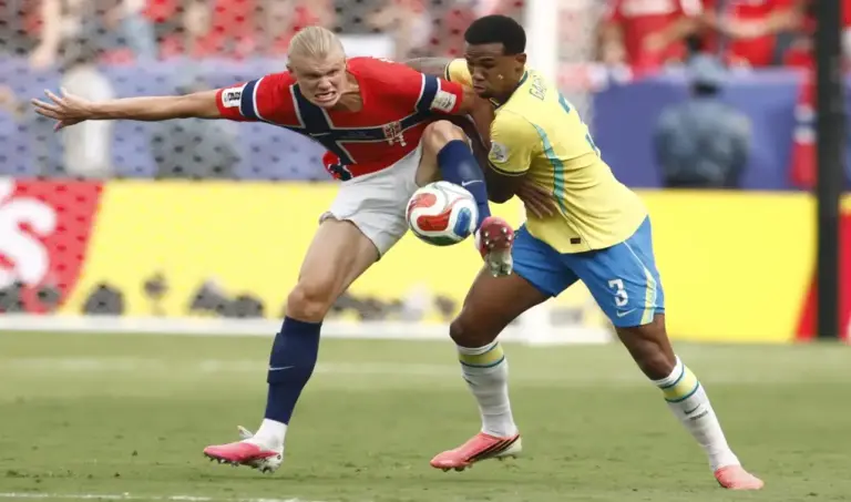 FOTOGRAFÍA. NUEVA JERSEY (ESTADOS UNIDOS DE AMÉRICA EEUU), 05 DE JULIO DE 2026. Brasil desperdicia un sinfín de ocasiones y se rinde ante Noruega 1-2. El noruego Erling Haaland (i) disputa el balón con Gabriel Magalhaes, de Brasil, en el partido de octavos de final del Mundial 2026 en el estadio Metlife. Efe