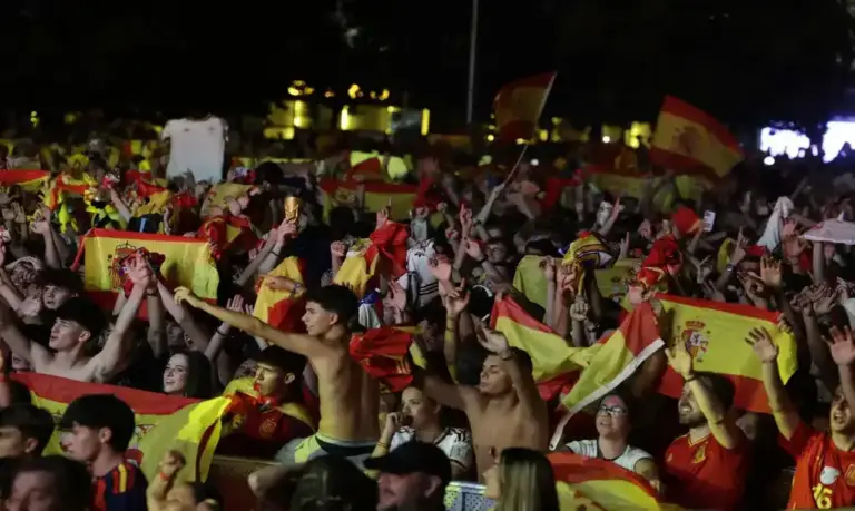 FOTOGRAFÍA. MADRID (ESPAÑA), 20 DE JULIO DE 2026. España registra vibraciones del suelo por la celebración del gol de Ferran Torres García ante Argentina en l final de la copa del mundo. Aficionados de la selección española celebran en la plaza de Colón de Madrid la victoria del mundial 2026 tras derrotar a Argentina en la final que han disputado este domingo en el estadio MetLife de Nueva Jersey. Efe