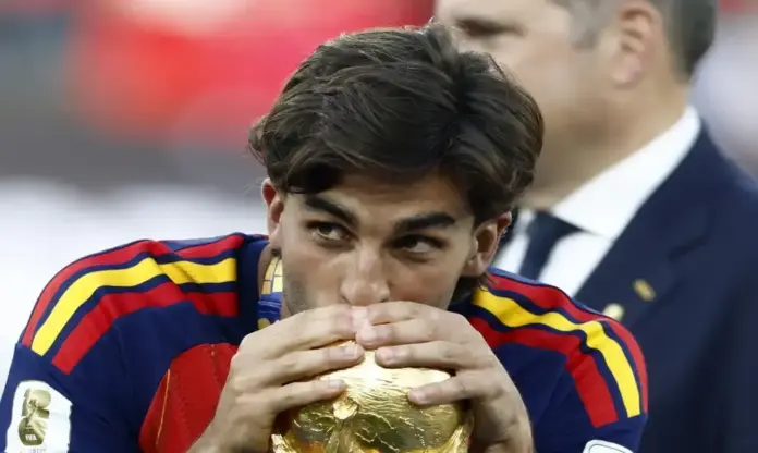 FOTOGRAFÍA. EAST RUTHERFORD (ESTADO DE NUEVA JERSEY) ESTADOS UNIDOS DE AMÉRICA, EEUU, 19 DE JULIO DE 2026. Casa Blanca ante el Make Spain Great Again de España: Todo el mundo quiere subirse a la ola. El delantero español Ferran Torres García fue captado el pasado 19 de julio al besar la Copa Mundial de fútbol, luego de marcar el gol que le dio a su país el título del Mundial FIFA 2026, en el estadio MetLife, en East Rutherford (Nueva Jersey, EEUU). Efe