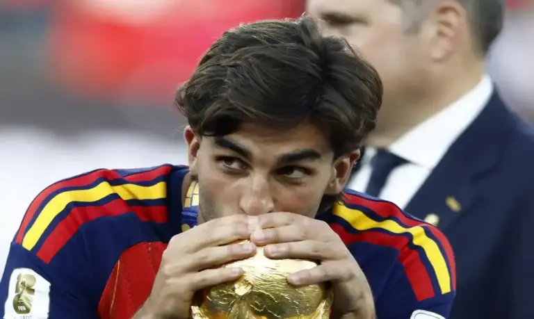 FOTOGRAFÍA. EAST RUTHERFORD (ESTADO DE NUEVA JERSEY) ESTADOS UNIDOS DE AMÉRICA, EEUU, 19 DE JULIO DE 2026. Casa Blanca ante el Make Spain Great Again de España: Todo el mundo quiere subirse a la ola. El delantero español Ferran Torres García fue captado el pasado 19 de julio al besar la Copa Mundial de fútbol, luego de marcar el gol que le dio a su país el título del Mundial FIFA 2026, en el estadio MetLife, en East Rutherford (Nueva Jersey, EEUU). Efe