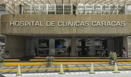 FOTOGRAFÍA. CARACAS (VENEZUELA), 02 DE JULIO DE 2026. Hernán Gil, superviviente rescatado tras ocho días bajo escombros en Venezuela. Detalle de una imagen que muestra la entrada del Hospital de Clínicas Caracas este 2 de julio de 2026, en Caracas (Venezuela). Efe