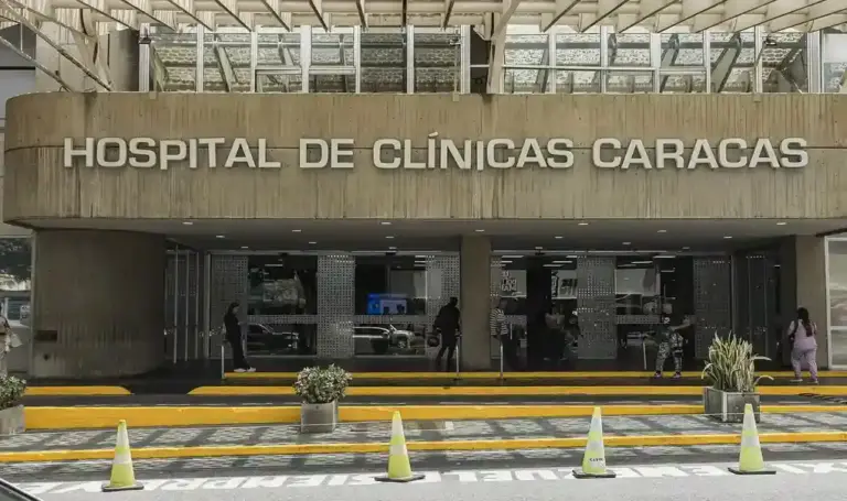 FOTOGRAFÍA. CARACAS (VENEZUELA), 02 DE JULIO DE 2026. Hernán Gil, superviviente rescatado tras ocho días bajo escombros en Venezuela. Detalle de una imagen que muestra la entrada del Hospital de Clínicas Caracas este 2 de julio de 2026, en Caracas (Venezuela). Efe