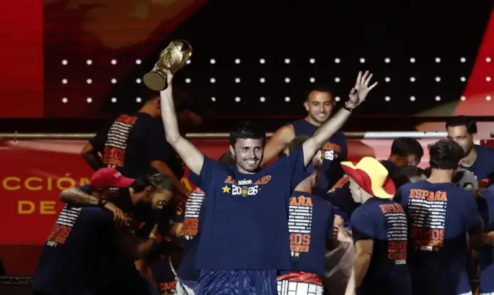 España, Copa del mundo 2026 FOTOGRAFÍA. MADRID (ESPAÑA), 20 DE JULIO DE 2026. Ferrán Torres, injustamente criticado y ho historia del fútbol español. El jugador de la selección española Rodrigo durante la celebración este lunes en la plaza de Cibeles de la conquista del Mundial 2026 por parte del combinado español. Efe