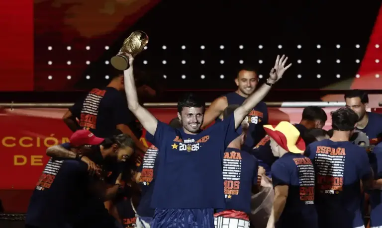 FOTOGRAFÍA. MADRID (ESPAÑA), 20 DE JULIO DE 2026. Ferrán Torres, injustamente criticado y ho historia del fútbol español. El jugador de la selección española Rodrigo durante la celebración este lunes en la plaza de Cibeles de la conquista del Mundial 2026 por parte del combinado español. Efe