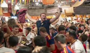 FOTOGRAFÍA. NUEVA YORK (ESTADOS UNIDOS DE AMÉRICA EEUU), 06 DE JULIO DE 2026. Celebración española en Nueva York bajo el éxtasis del gol de Merino. Aficionados de España celebran el triunfo de su selección durante la transmisión del partido de octavos de final del Mundial de la FIFA 2026 entre España y Portugal este 6 de julio de 2026, en Nueva York (EEUU). Efe