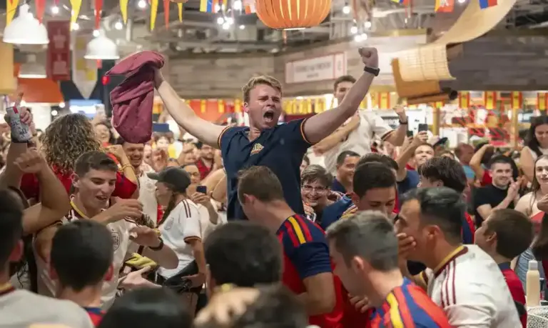 FOTOGRAFÍA. NUEVA YORK (ESTADOS UNIDOS DE AMÉRICA EEUU), 06 DE JULIO DE 2026. Celebración española en Nueva York bajo el éxtasis del gol de Merino. Aficionados de España celebran el triunfo de su selección durante la transmisión del partido de octavos de final del Mundial de la FIFA 2026 entre España y Portugal este 6 de julio de 2026, en Nueva York (EEUU). Efe