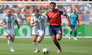 FOTOGRAFÍA. EAST RUTHERFORD (ESTADO DE NUEVA JERSEY) ESTADOS UNIDOS DE AMÉRICA, EEUU, 19 DE JULIO DE 2026. Tres españoles en el once ideal del Mundial 2026.  Fotografía del 19 de julio de 2026 en la que se observa a Rodri Hernández (d), de España, al disputar el balón con Julián Álvarez, de Argentina en el partido de la final del Mundial 2026 entre España y Argentina en el estadio MetLife en Nueva Jersey (Estados Unidos). Efe