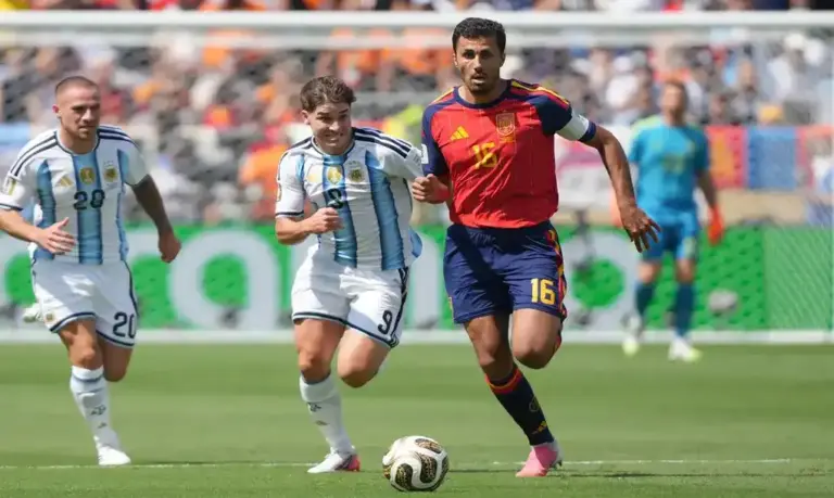 FOTOGRAFÍA. EAST RUTHERFORD (ESTADO DE NUEVA JERSEY) ESTADOS UNIDOS DE AMÉRICA, EEUU, 19 DE JULIO DE 2026. Tres españoles en el once ideal del Mundial 2026.  Fotografía del 19 de julio de 2026 en la que se observa a Rodri Hernández (d), de España, al disputar el balón con Julián Álvarez, de Argentina en el partido de la final del Mundial 2026 entre España y Argentina en el estadio MetLife en Nueva Jersey (Estados Unidos). Efe