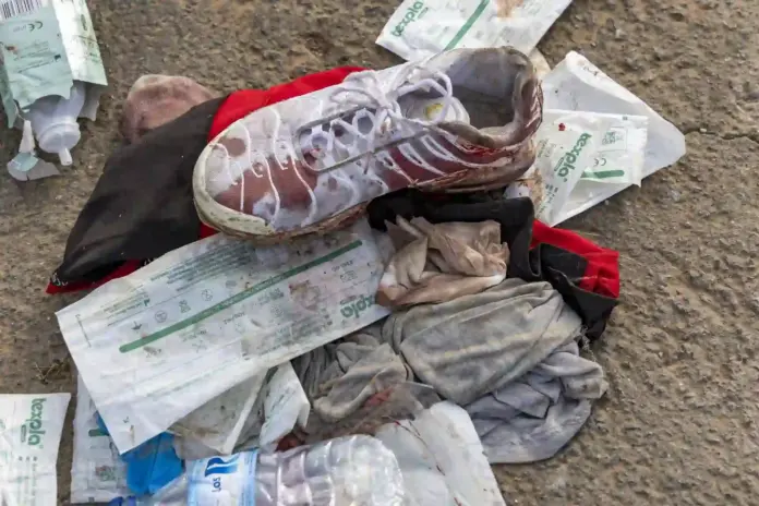 FOTOGRAFÍA. MELILLA (ESPAÑA), 31 DE JULIO DE 2026. Asalto masivo de inmigrantes a la valla fronteriza de Melilla (España). La valla fronteriza de Melilla volvió a vivir anoche un intento de entrada de inmigrantes cuatro años después del trágico salto del 24J en el mismo escenario, el antiguo paso de Barrio Chino, donde los restos de sangre y las zapatillas tiradas por el suelo revelan los momentos de tensión que se vivieron en la zona. Efe