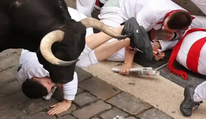 Cuarto encierro Sanfermines 2026 FOTOGRAFÍA. PAMPLONA (NAVARRA) ESPAÑA, 10 DE JULIO DE 2026. Cuarto encierro Sanfermines: Dos heridos, uno de ellos en la UCI. Los toros de la ganadería Alvaro Núñez en el tramo que va desde el final de la cuesta de Santo Domingo a la curva de Mercaderes este viernes durante el cuarto encierro de los Sanfermines 2026 en Pamplona. Efe