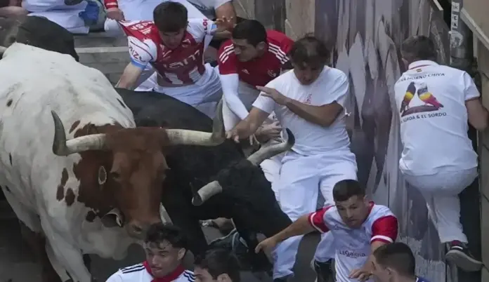 ymbro FOTOGRAFÍA. PAMPLONA (NAVARRA) ESPAÑA, 07 DE JULIO DE 2026. Carrera rápida y emocionante sin heridos por asta de Sanfermines 2026. Varios mozos perseguidos por un cabestro y uno de los toros de la ganadería gaditana de Fuente Ymbro. Efe