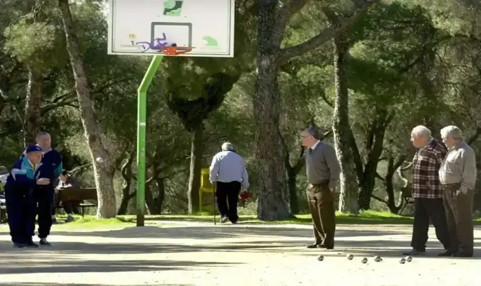 Jubilación jubilados, pensiones FOTOGRAFÍA. LUGAR Y FECHA RELACIONADOS CON EL CONTENIDO: MADRID (ESPAÑA), 25 DE AGOSTO DE 2026. La nómina de las pensiones alcanzó en agosto los 14.470 millones de euros en España. En la imagen, varios jubilados jugando a la petanca. Efe
