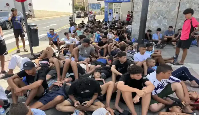 Ceuta, invasión Ceuta FOTOGRAFÍA. CEUTA (ESPAÑA), 17 DE AGOSTO DE 2026. El Gobierno de España va a acoger a más de 1.500 inmigrantes en Ceuta. Multitud de menores inmigrantes ilegales marroquíes esperan para su filiación frente a la Jefatura Superior de la Policía Nacional en Ceuta. Efe