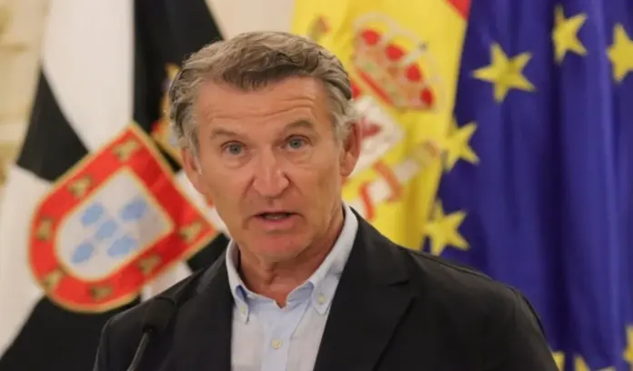 FOTOGRAFÍA. CEUTA (ESPAÑA), 19 DE AGOSTO DE 2026. En la imagen, el presidente del Partido Popular (PP), Alberto Núñez Feijóo, registrado hoy durante una rueda de prensa en la Ciudad Autónoma de Ceuta sobre la invasión marroquí de esta parte del territorio nacional de España los días miércoles 29, jueves 30 y viernes 31 de julio de 2026, cuando al menos 10.000 inmigrantes ilegales de los más de 80.000 inmigrantes ilegales marroquíes que asaltaron la frontera marítima y terrestre de España, desde Castillejos (Marruecos) permanecen en las plazas, playas y calles de la ciudad se niegan al retorno voluntario a Marruecos y el Gobierno migracionista y globalista de Pedro Sánchez Pérez-Castejón mira por otro lado, yendo Sánchez de vacaciones. Efe